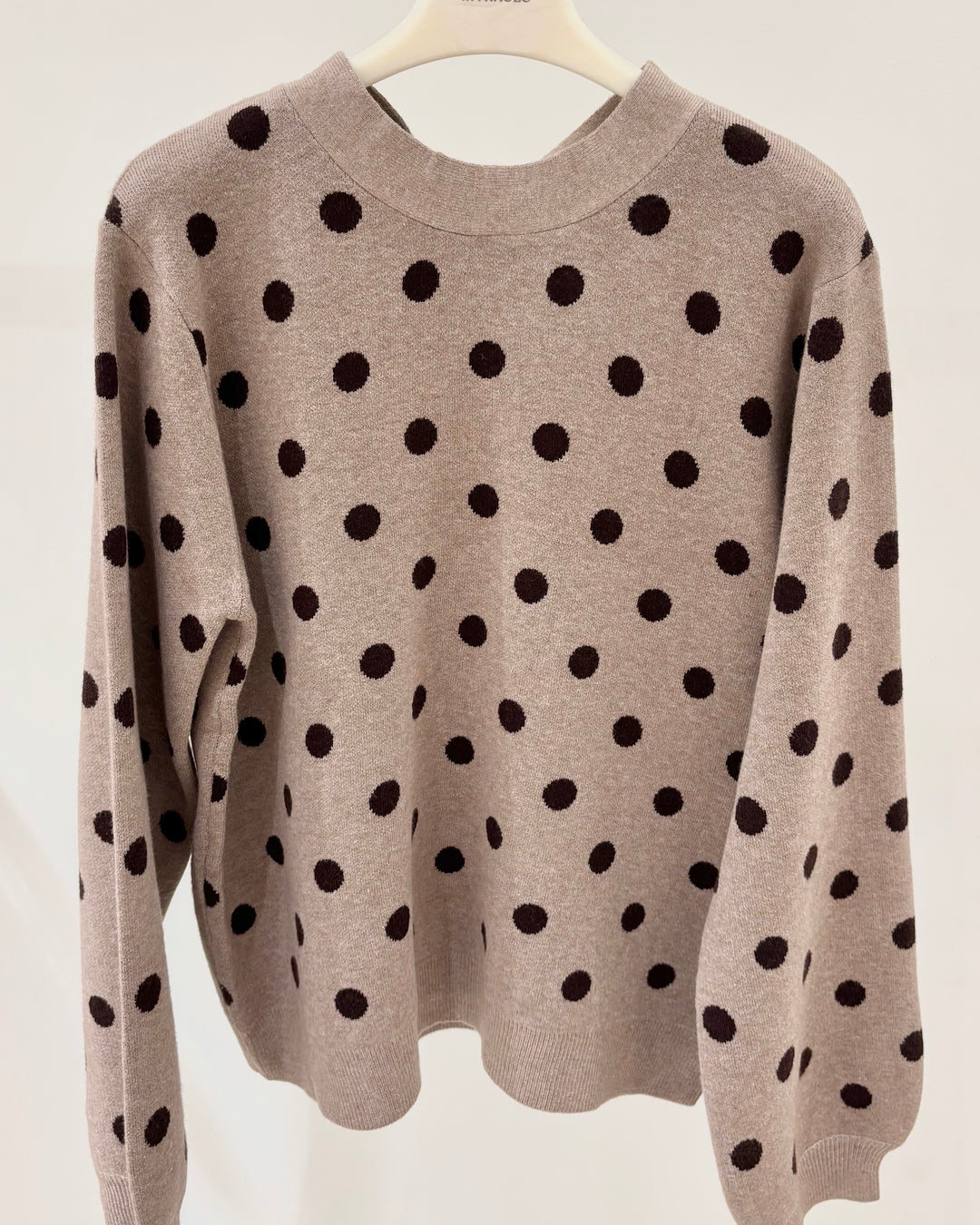 Punkte-Strickpullover mit Rückenschleife