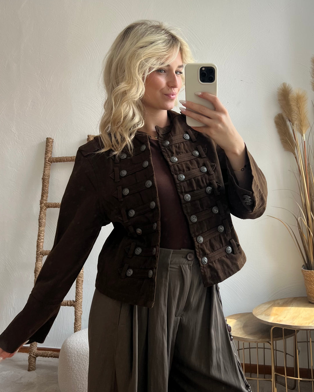Braune Uniform-Jacke mit Zierknöpfen