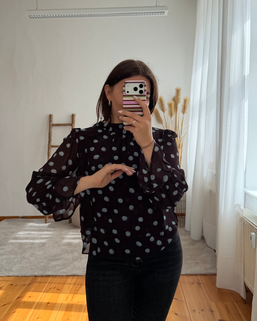 Chiffon-Bluse mit Punkten und Volantärmeln