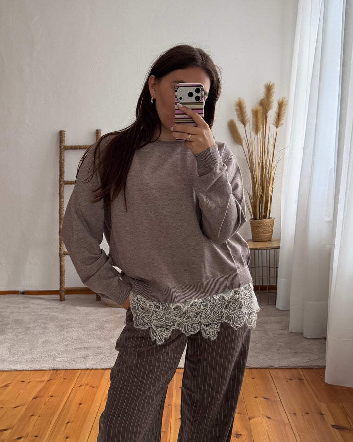 Feinstrick-Pullover mit Spitzensaum in Taupe