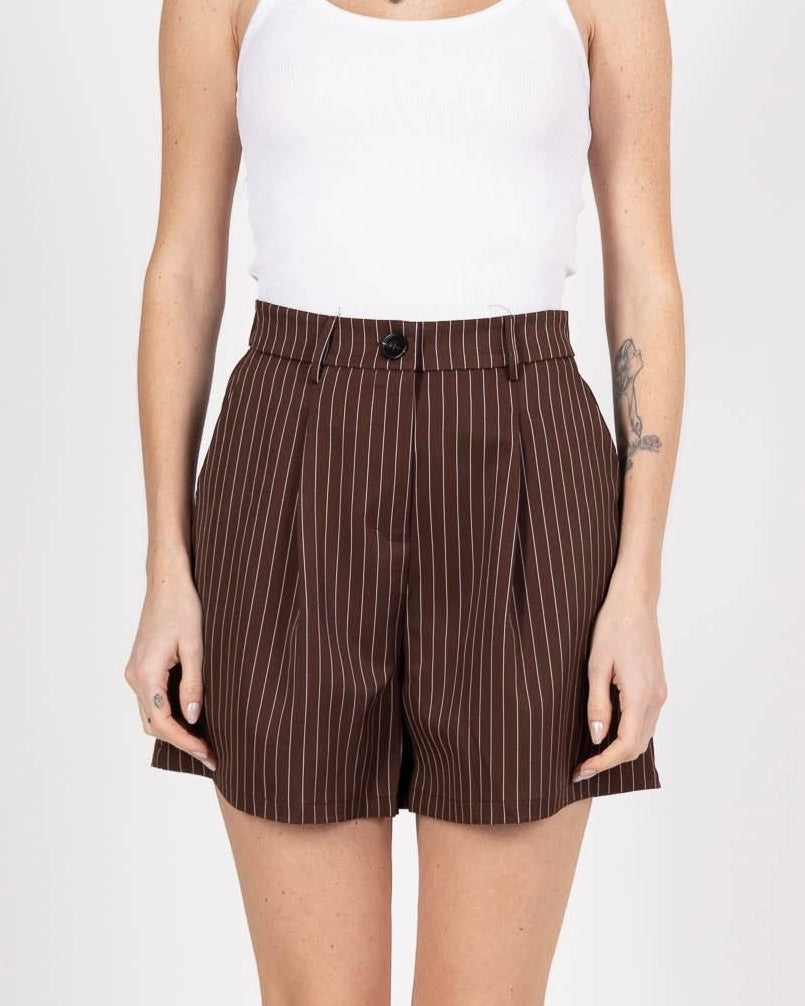 Nadelstreifen-Shorts mit Bundfalten
