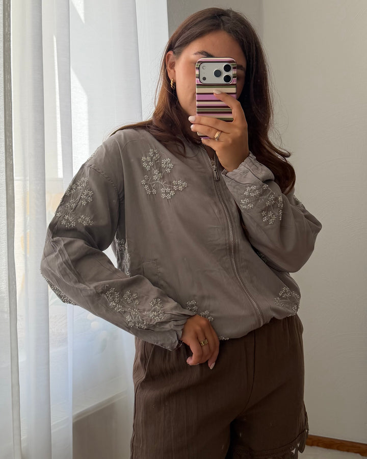 Graue Bomber-Jacke mit Blumenstickerei