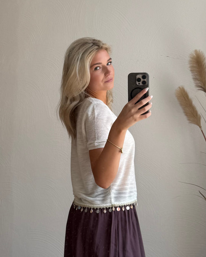 Cremefarbenes Strickshirt mit Muschelsaum