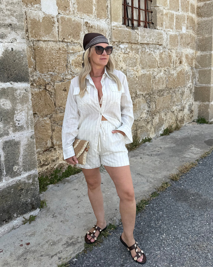 Shorts Creme — Nadelstreifen