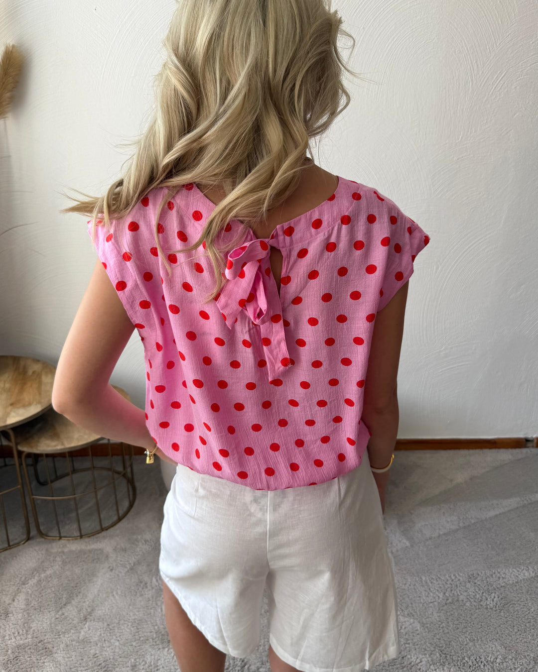 Polka Dot Top Rosa Rot – Bluse mit Punkten und Rückenschleife