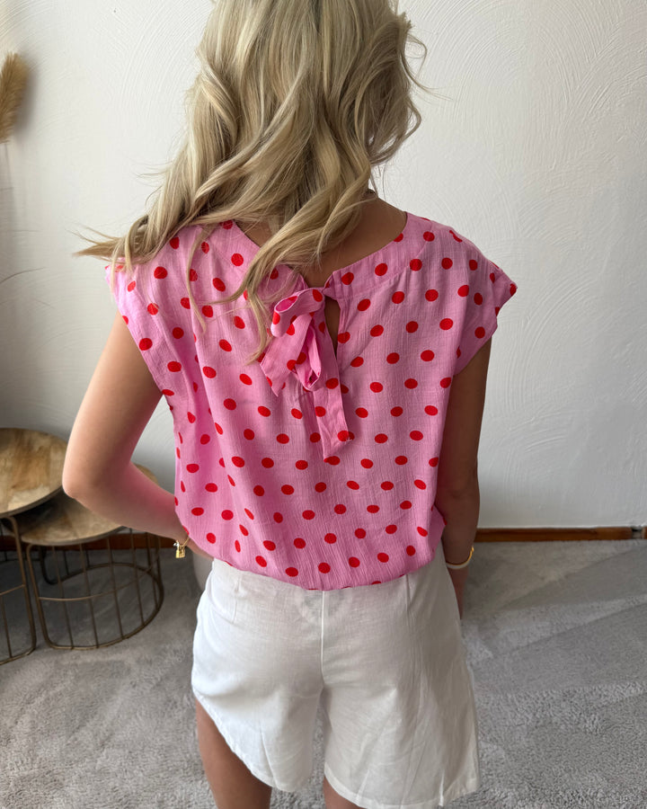 Polka Dot Top Rosa Rot – Bluse mit Punkten und Rückenschleife