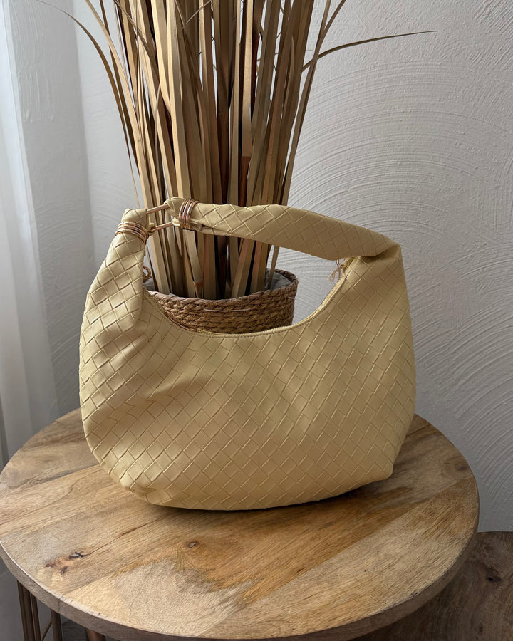 Tasche im geflochtenem Design mit goldenen Details