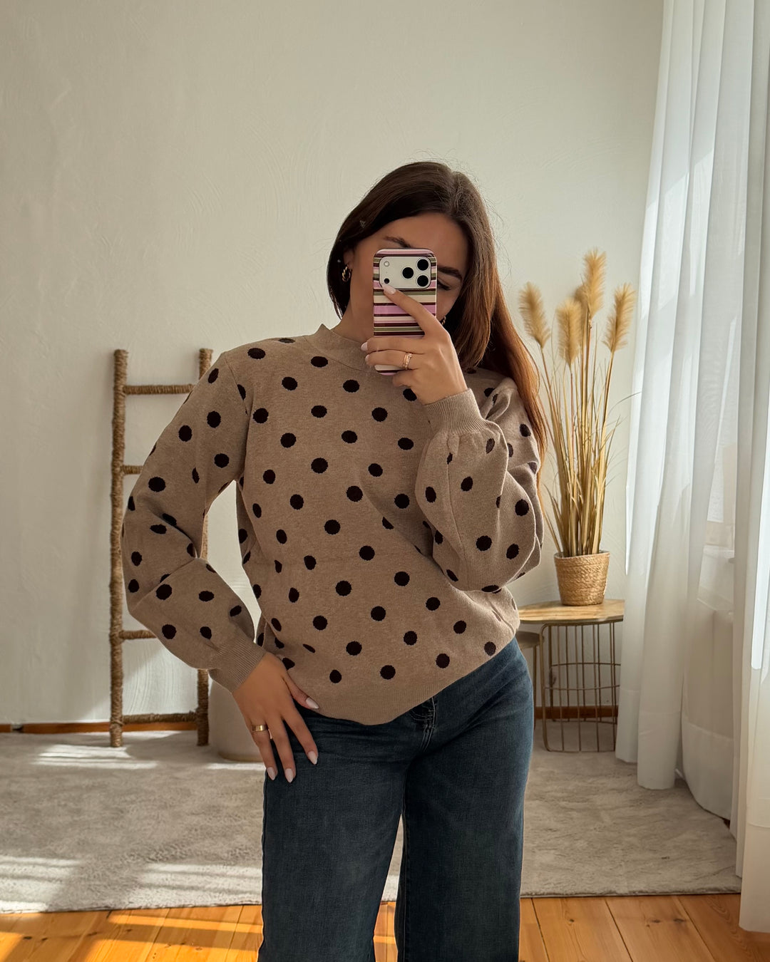 Punkte-Strickpullover mit Rückenschleife