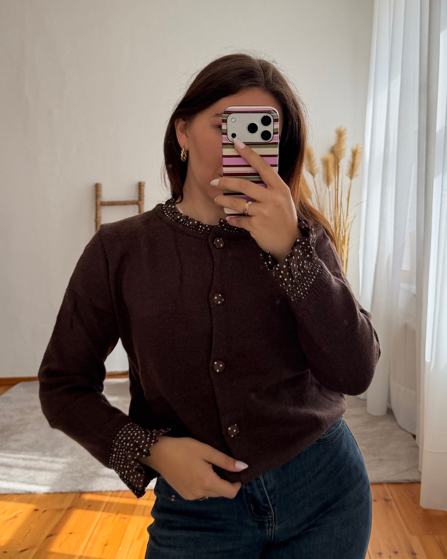 Strickjacke mit Punkte-Rüschen