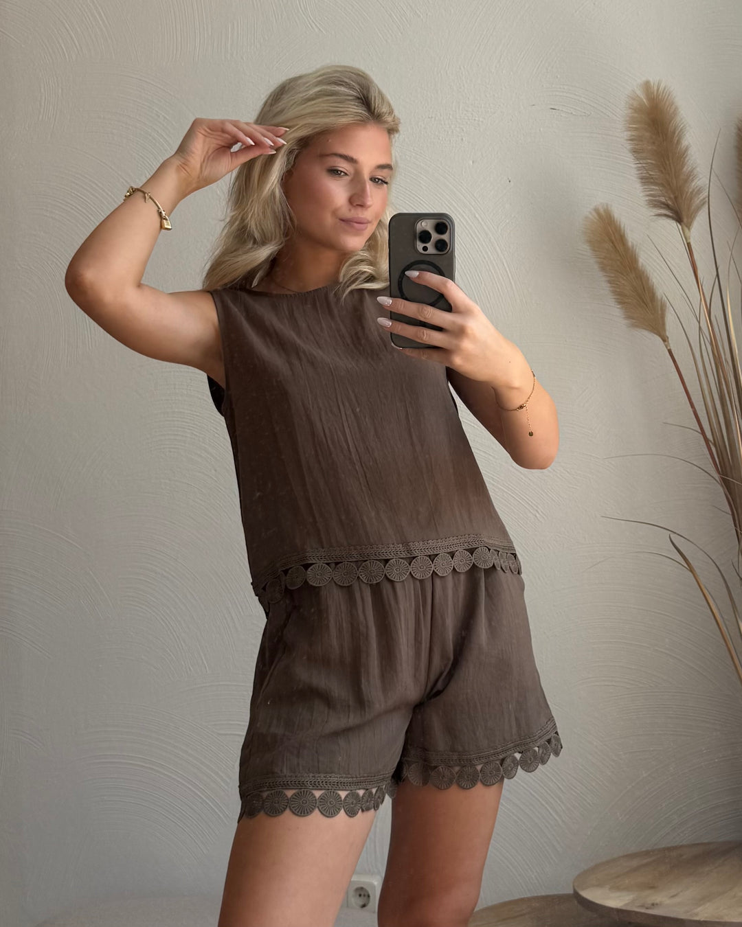 Olivgrüne Shorts mit Häkelsaum