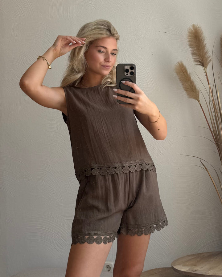 Olivgrüne Shorts mit Häkelsaum