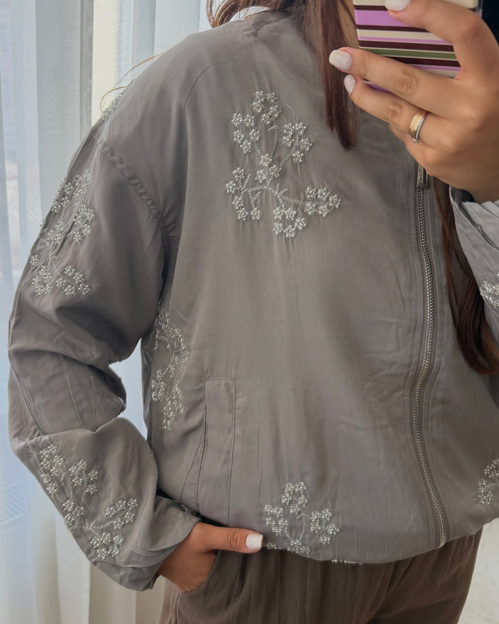 Graue Bomber-Jacke mit Blumenstickerei