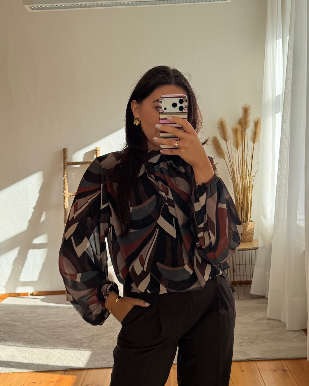 Chiffon-Bluse mit Stehkragen und Ballonärmeln