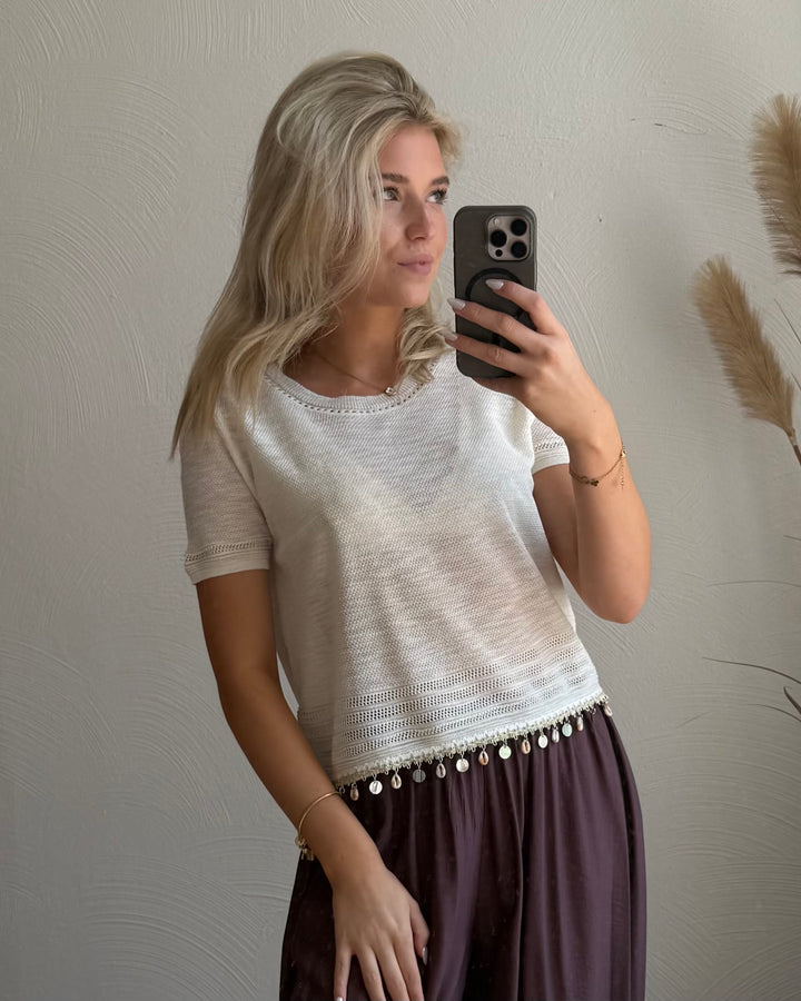Cremefarbenes Strickshirt mit Muschelsaum