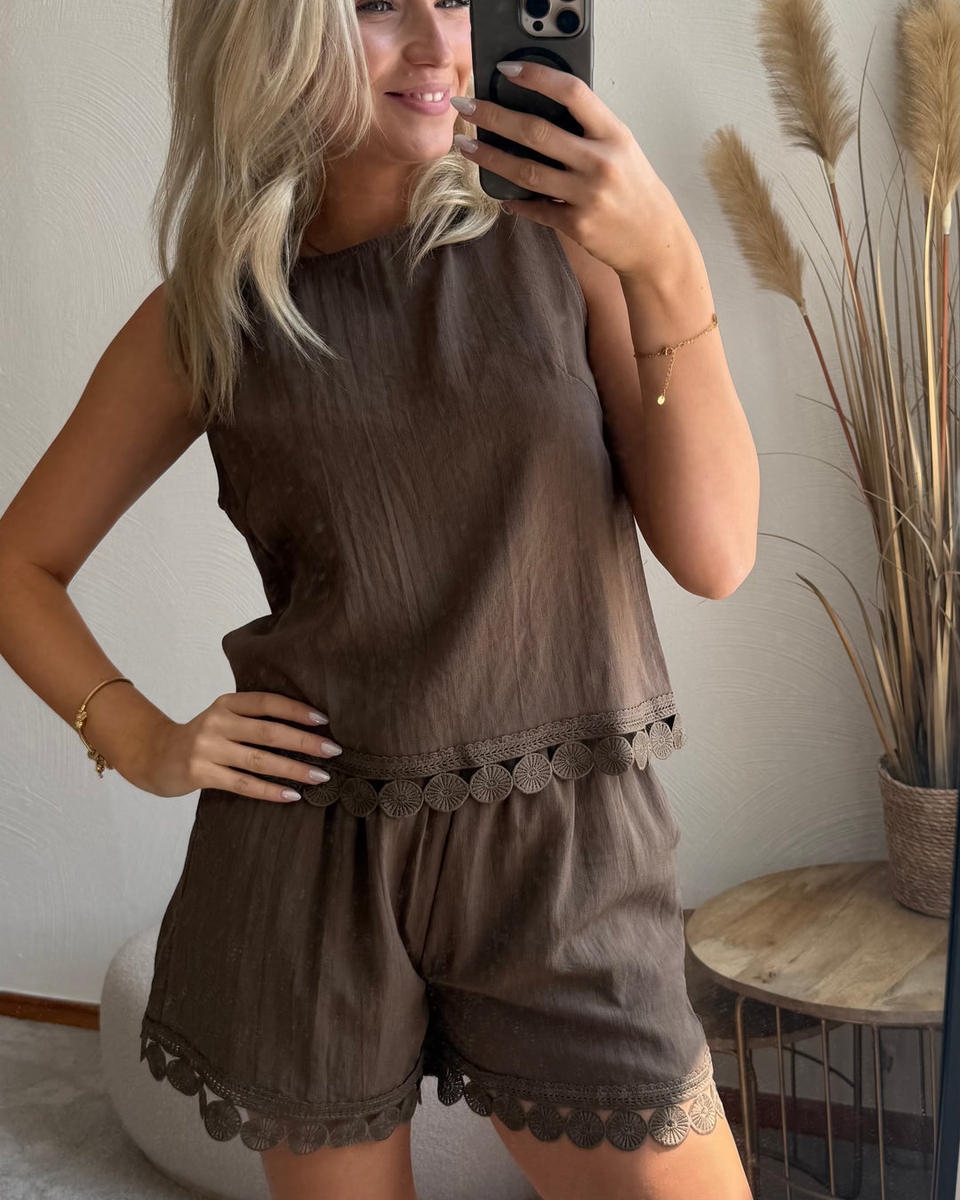 Olivgrüne Shorts mit Häkelsaum