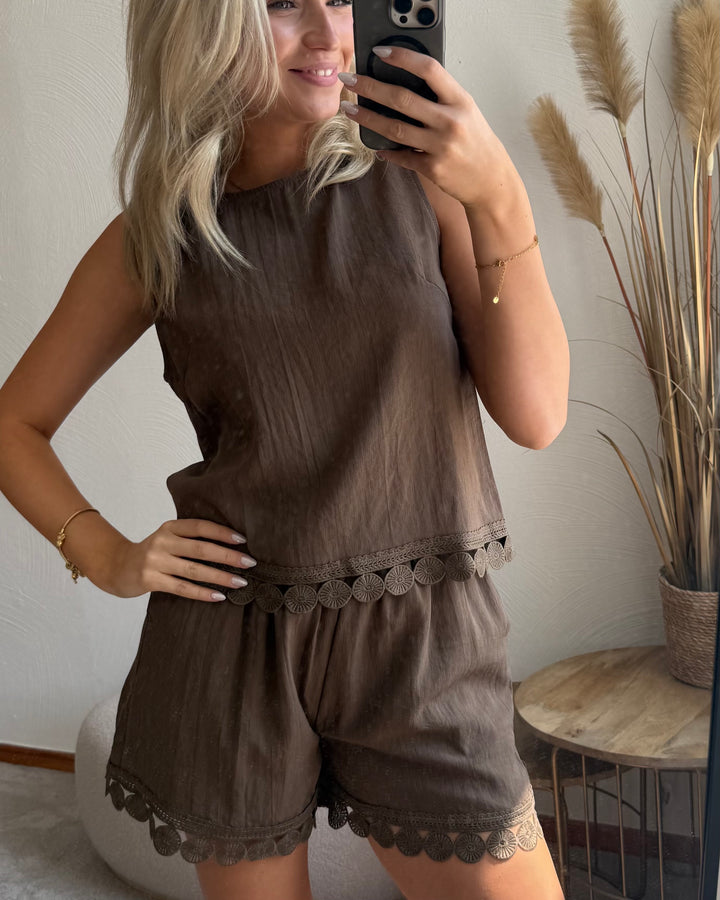 Olivgrüne Shorts mit Häkelsaum