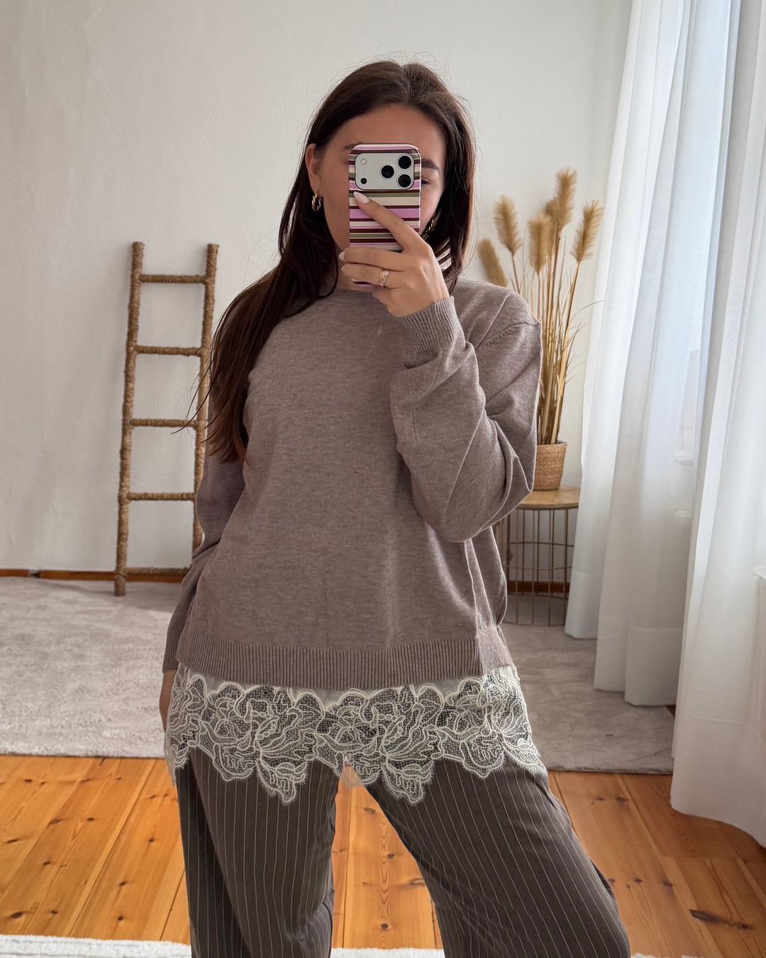Feinstrick-Pullover mit Spitzensaum in Taupe