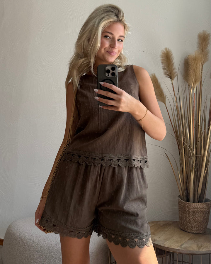 Olivgrüne Shorts mit Häkelsaum