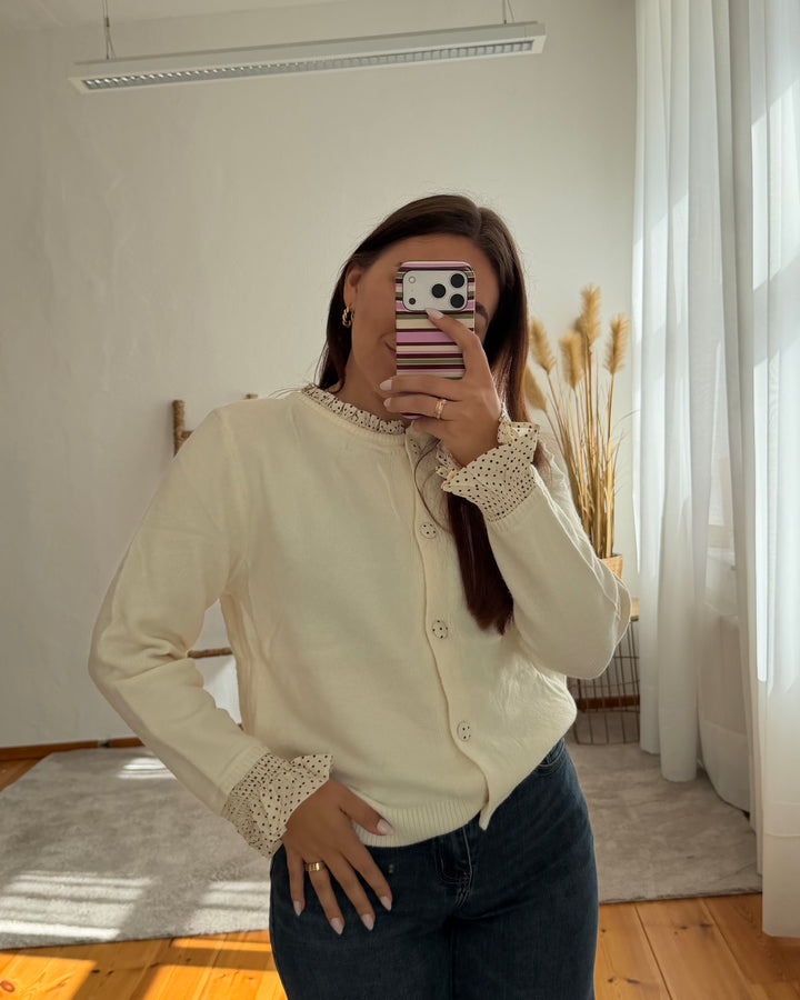Strickjacke mit Punkte-Rüschen