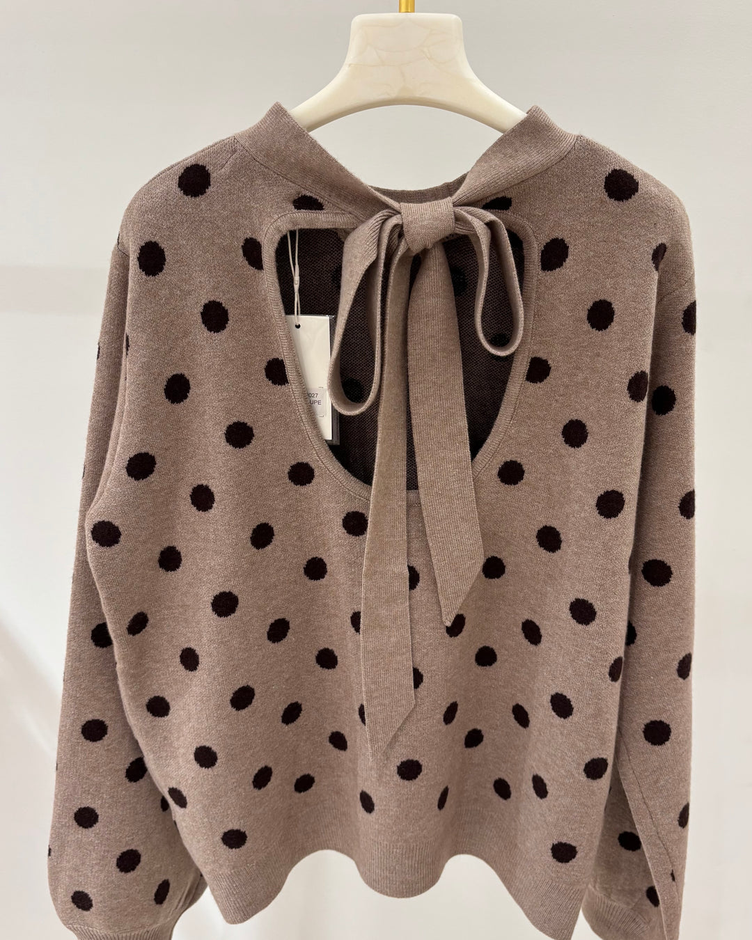 Punkte-Strickpullover mit Rückenschleife