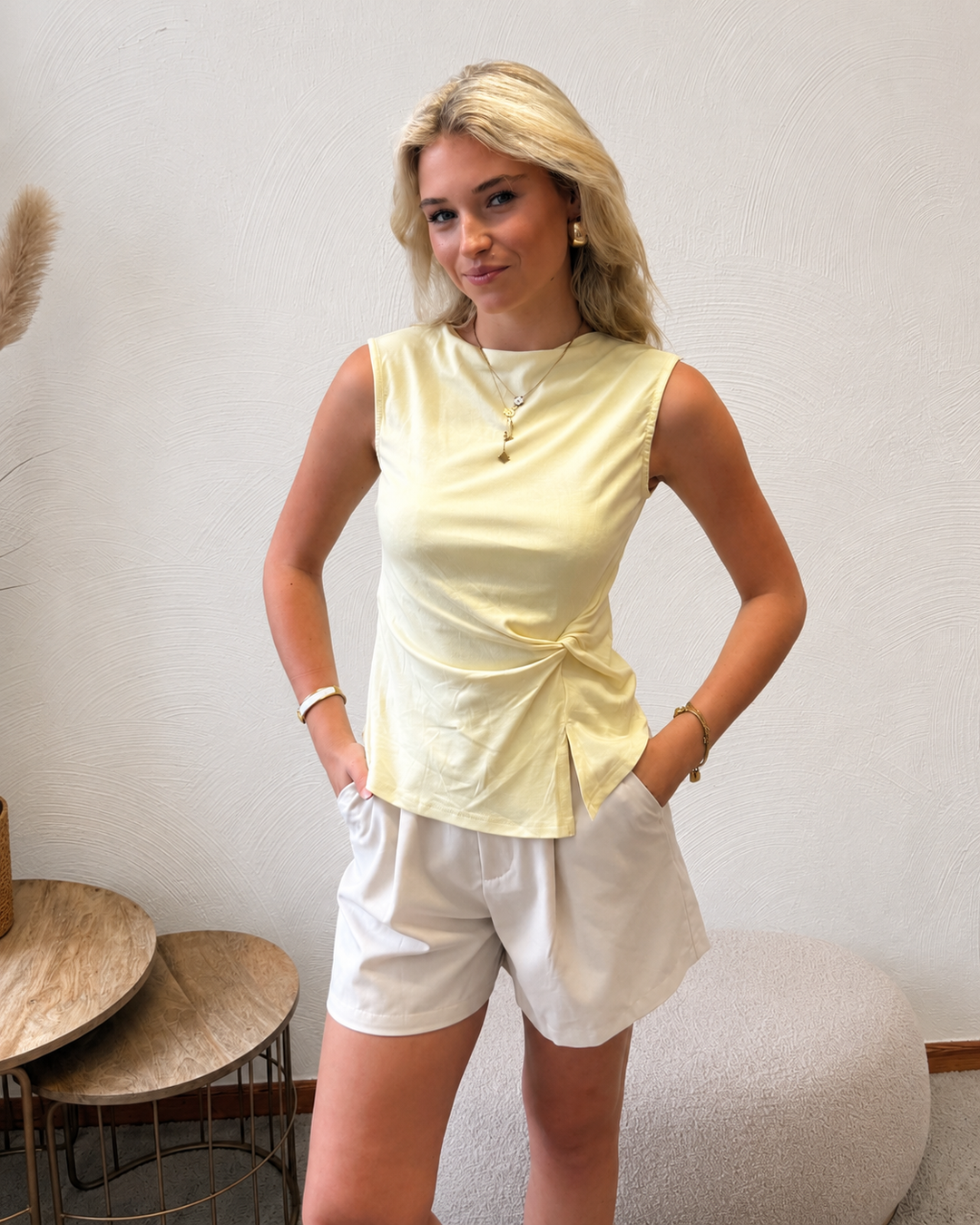 Knot Top Gelb – Ärmelloses Top mit Knoten-Detail