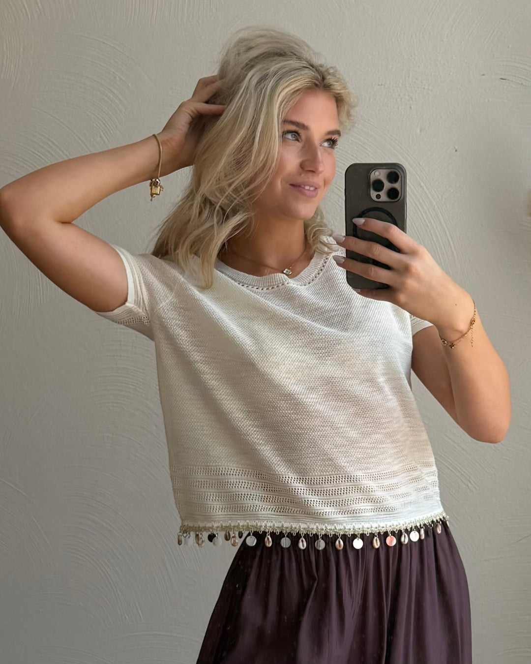 Cremefarbenes Strickshirt mit Muschelsaum
