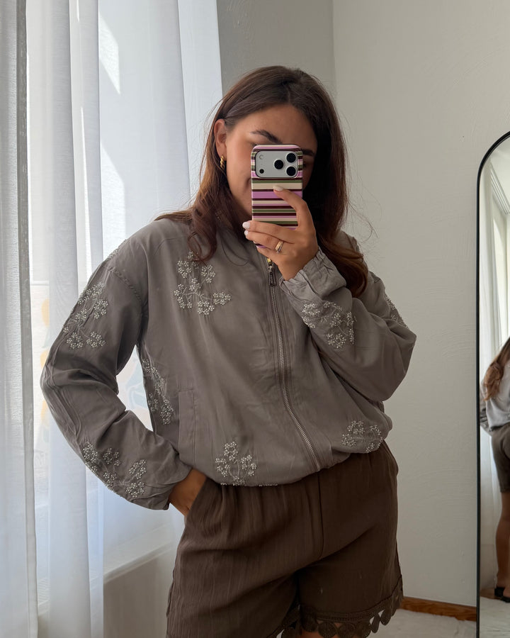 Graue Bomber-Jacke mit Blumenstickerei