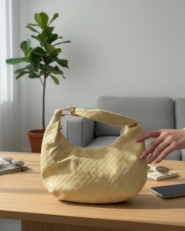 Tasche im geflochtenem Design mit goldenen Details