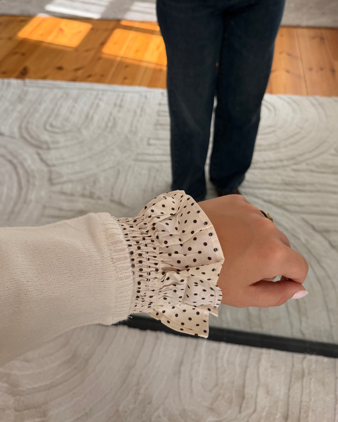 Strickjacke mit Punkte-Rüschen