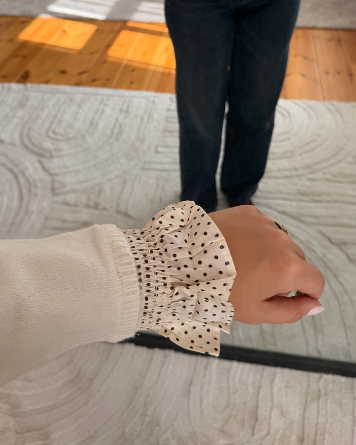Strickjacke mit Punkte-Rüschen