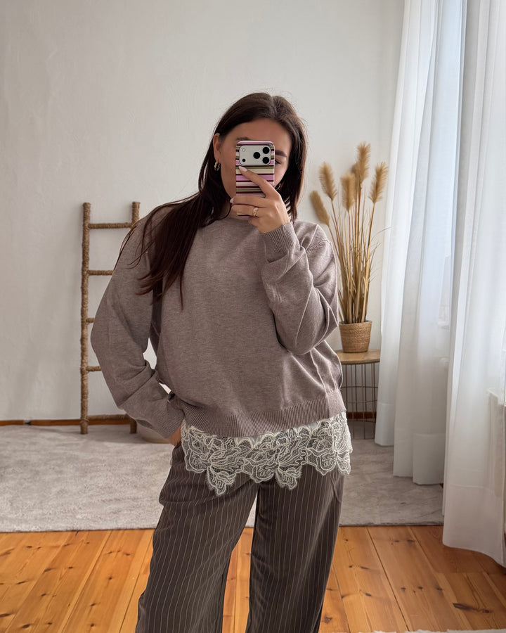Feinstrick-Pullover mit Spitzensaum in Taupe