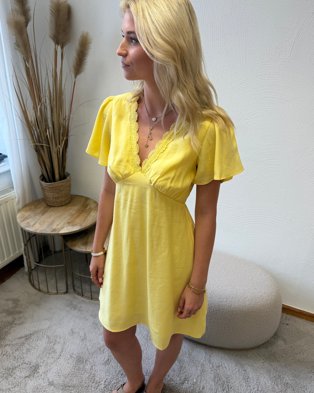 Mini Kleid Gelb – Flatterärmel mit Spitzen-V-Ausschnitt