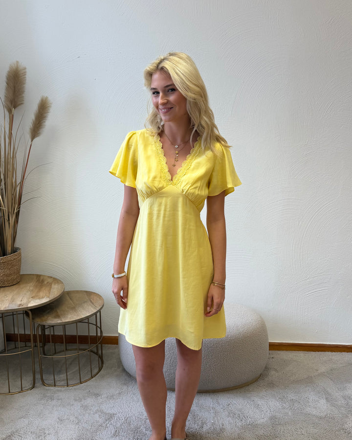 Mini Kleid Gelb – Flatterärmel mit Spitzen-V-Ausschnitt