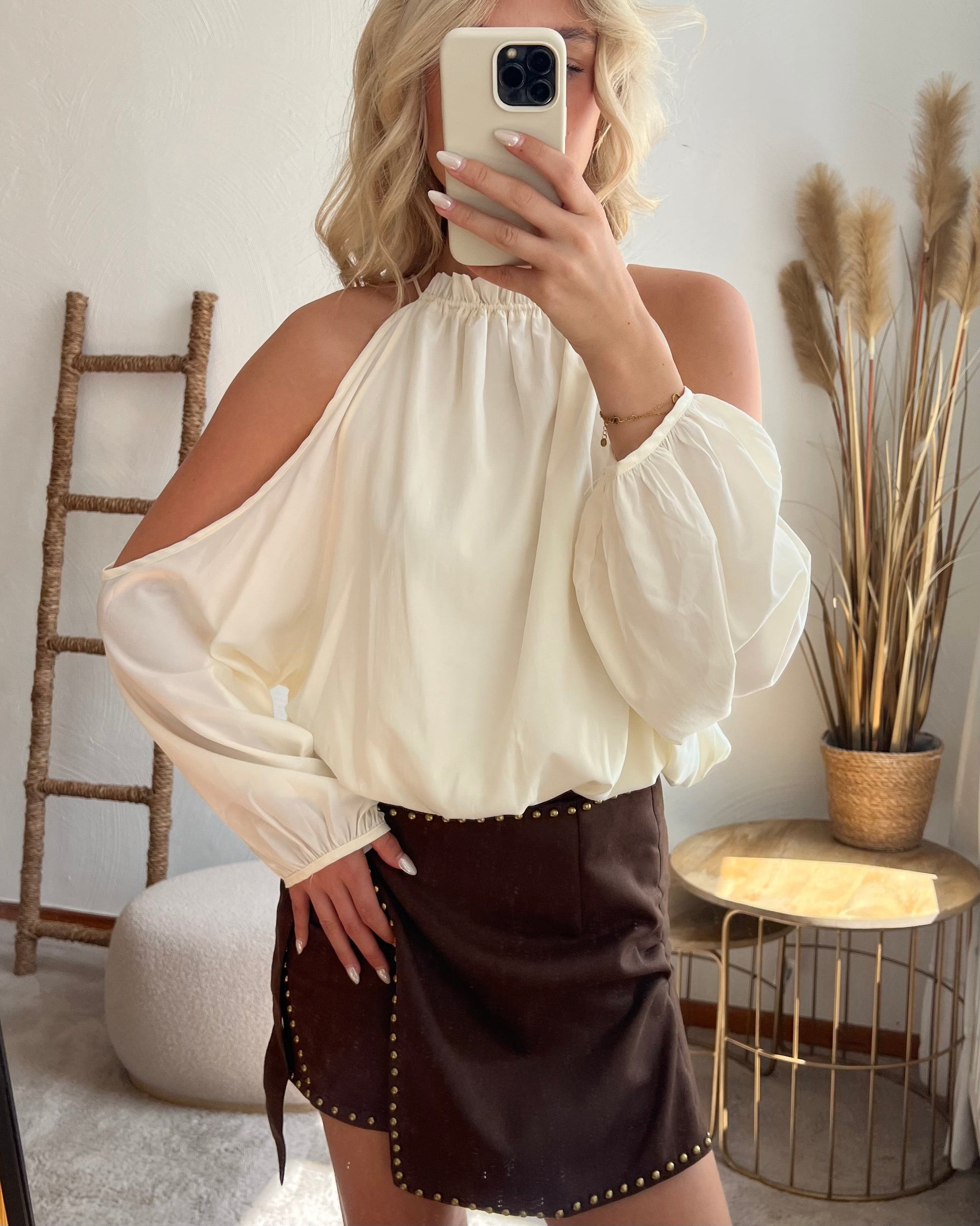 PRE FALL Hero – Cremefarbene Cut-Out-Bluse mit Puffärmeln