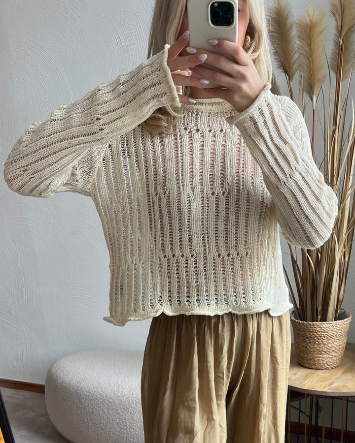Cremefarbener Lochstrick-Pullover
