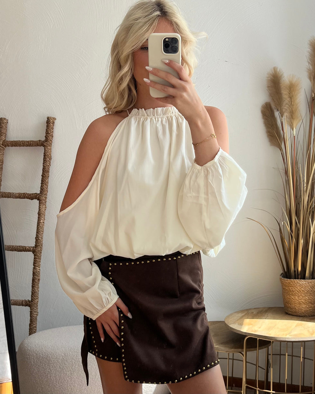 Cremefarbene Cut-Out-Bluse mit Puffärmeln