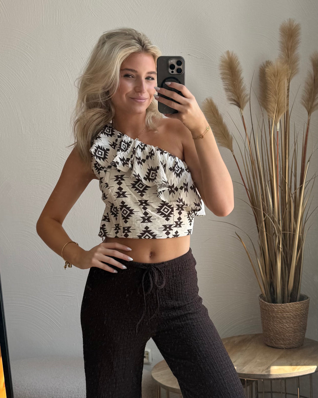 One-Shoulder Rüschentop Aztec-Print