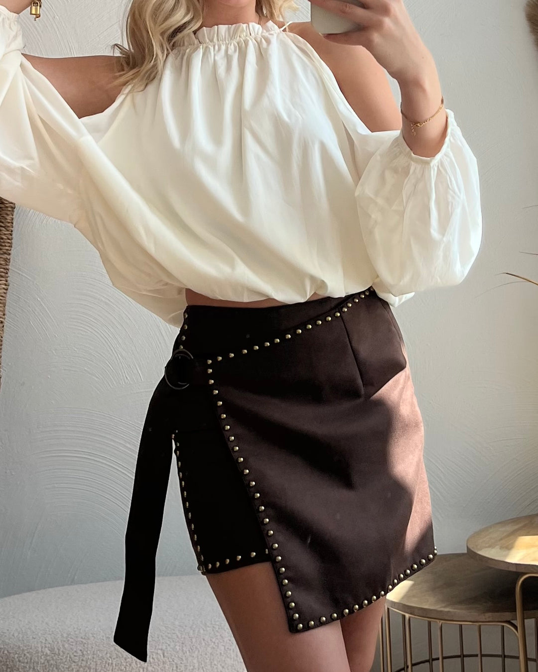 Cremefarbene Cut-Out-Bluse mit Puffärmeln