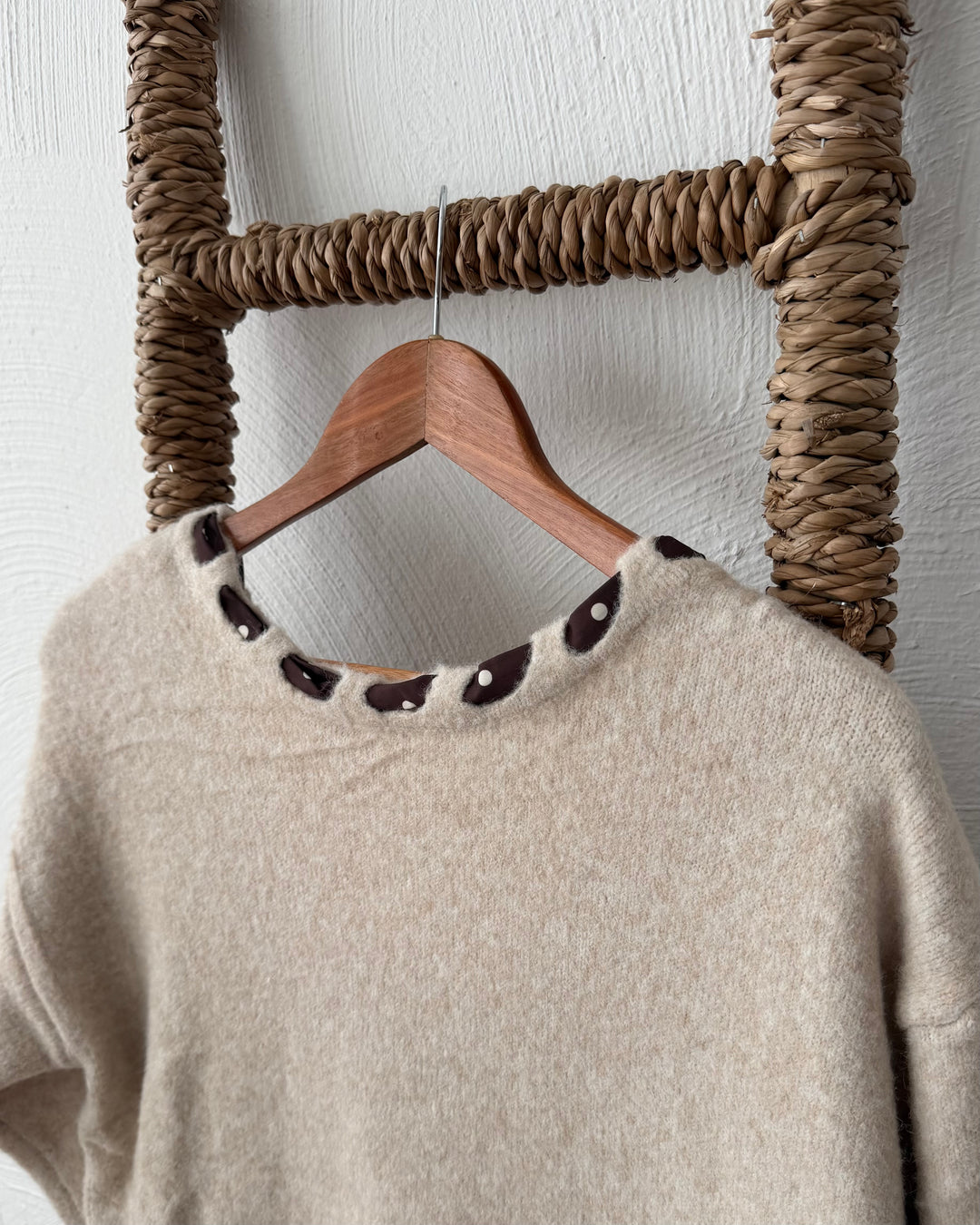 Strickpullover mit Punkte-Schleife