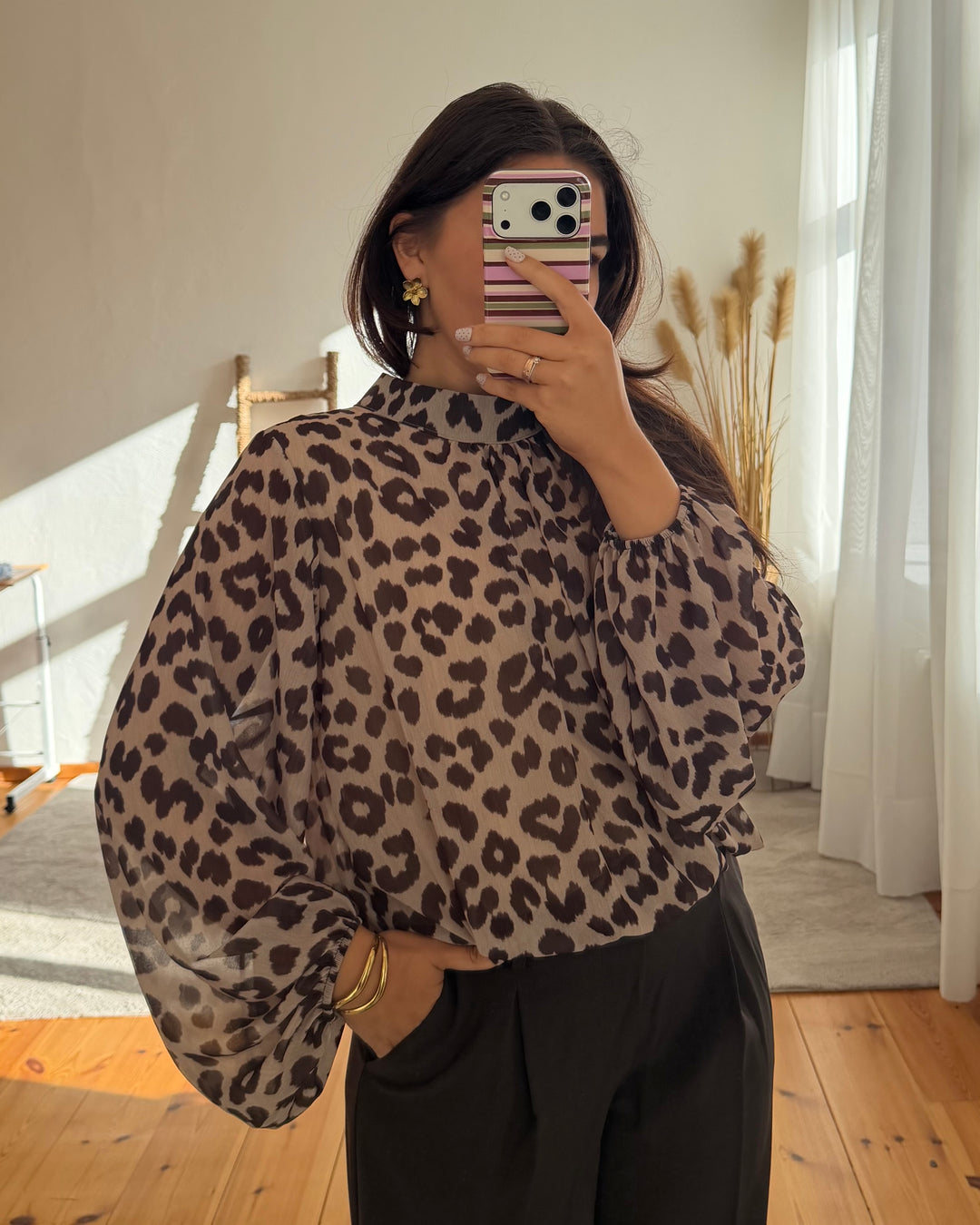 Chiffon-Bluse mit Stehkragen und Ballonärmeln