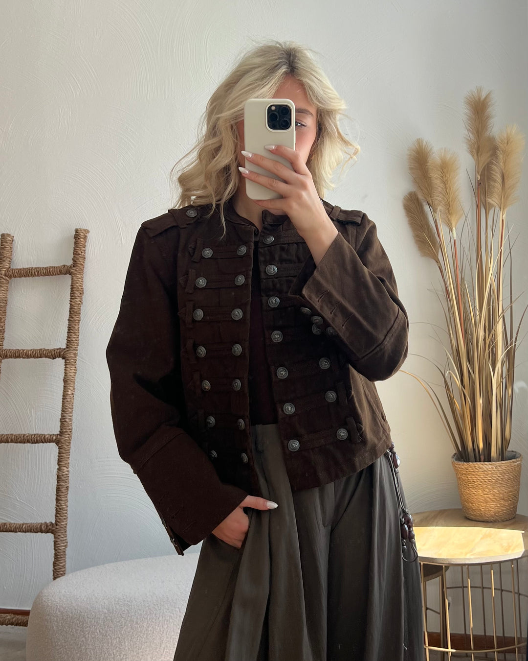 Braune Uniform-Jacke mit Zierknöpfen
