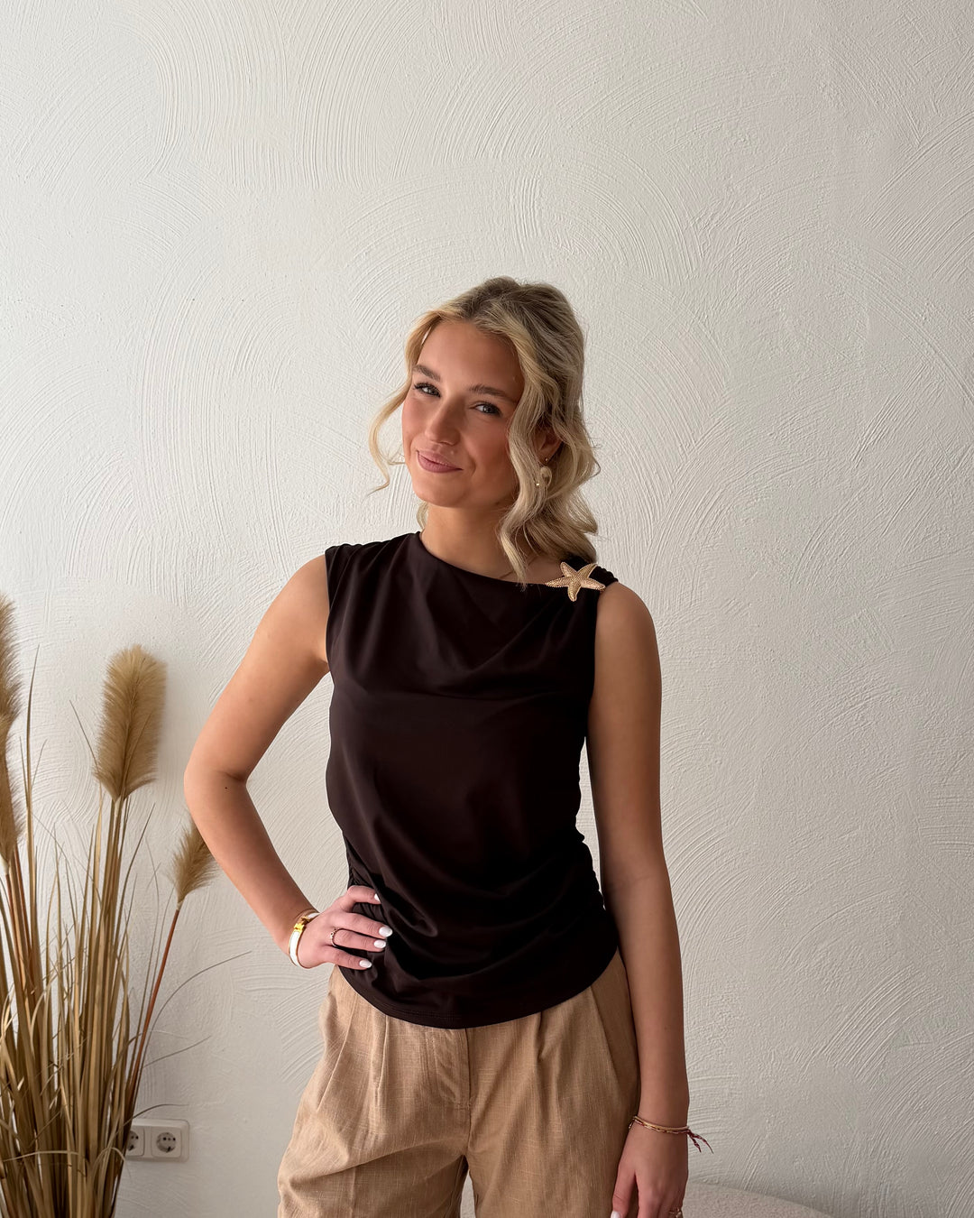 Top Dunkelbraun mit Seestern Detail – Elegantes Sommertop
