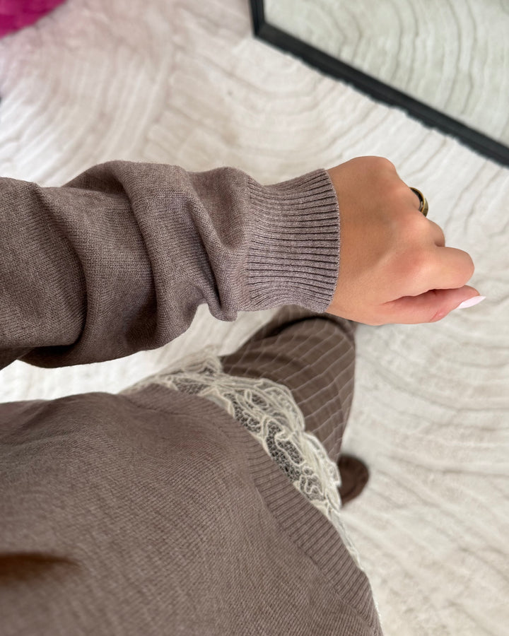 Feinstrick-Pullover mit Spitzensaum in Taupe
