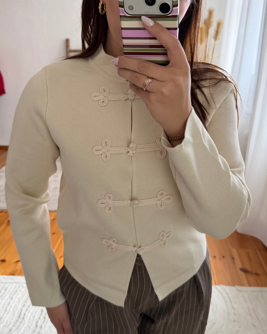 Rippstrick-Jacke mit Posamentenverschlüssen