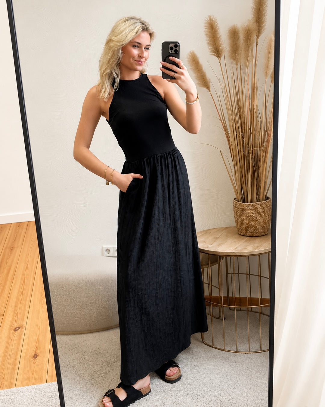 Maxikleid Schwarz – Racerback mit weitem Rock