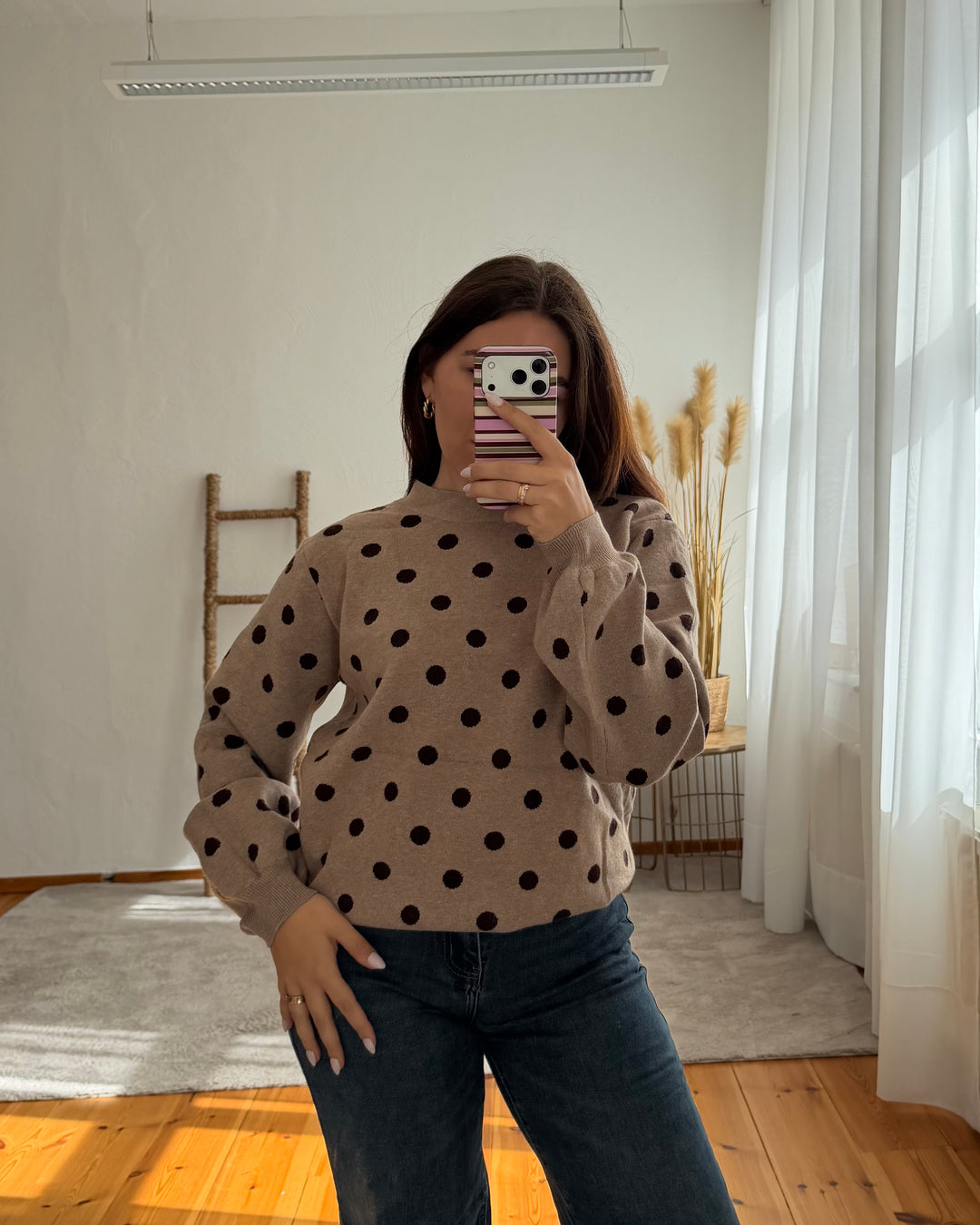 Punkte-Strickpullover mit Rückenschleife
