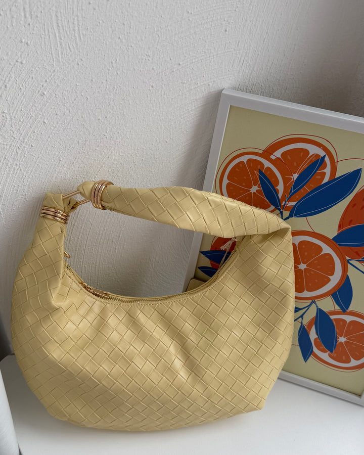 Tasche im geflochtenem Design mit goldenen Details