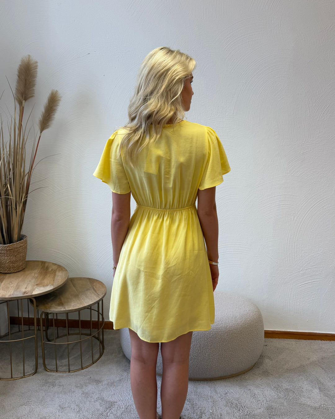 Mini Kleid Gelb – Flatterärmel mit Spitzen-V-Ausschnitt