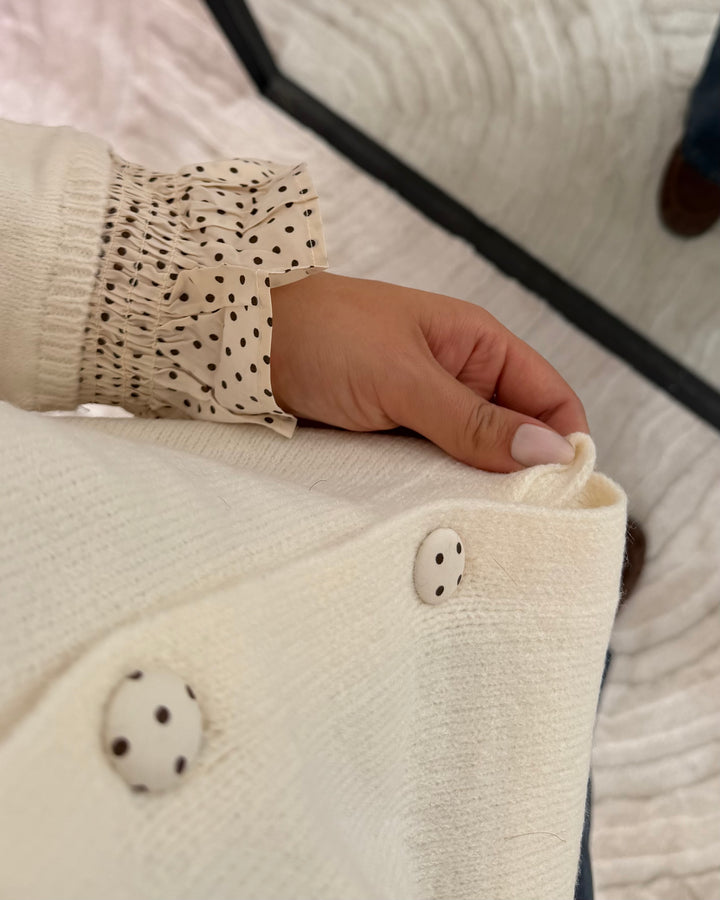 Strickjacke mit Punkte-Rüschen