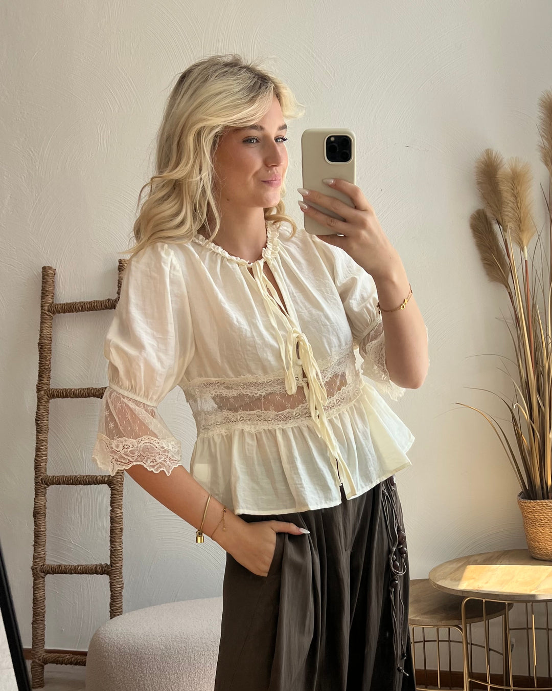 Spitzen-Taillenbluse mit Bindeband